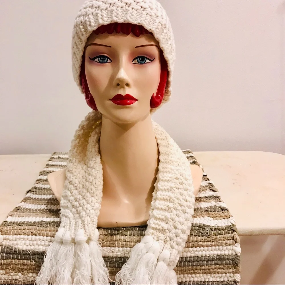 Toby and me off white and gold thread rectangular scarf. OS. EUC